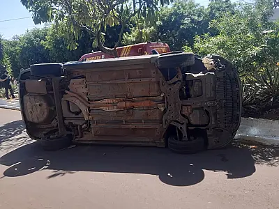 Carro colide em veículo estacionado e tomba na Rua Antônio João