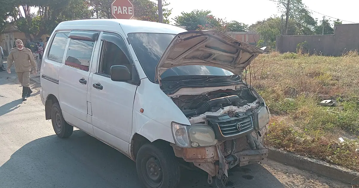 Colisão entre carros causa fratura em motorista