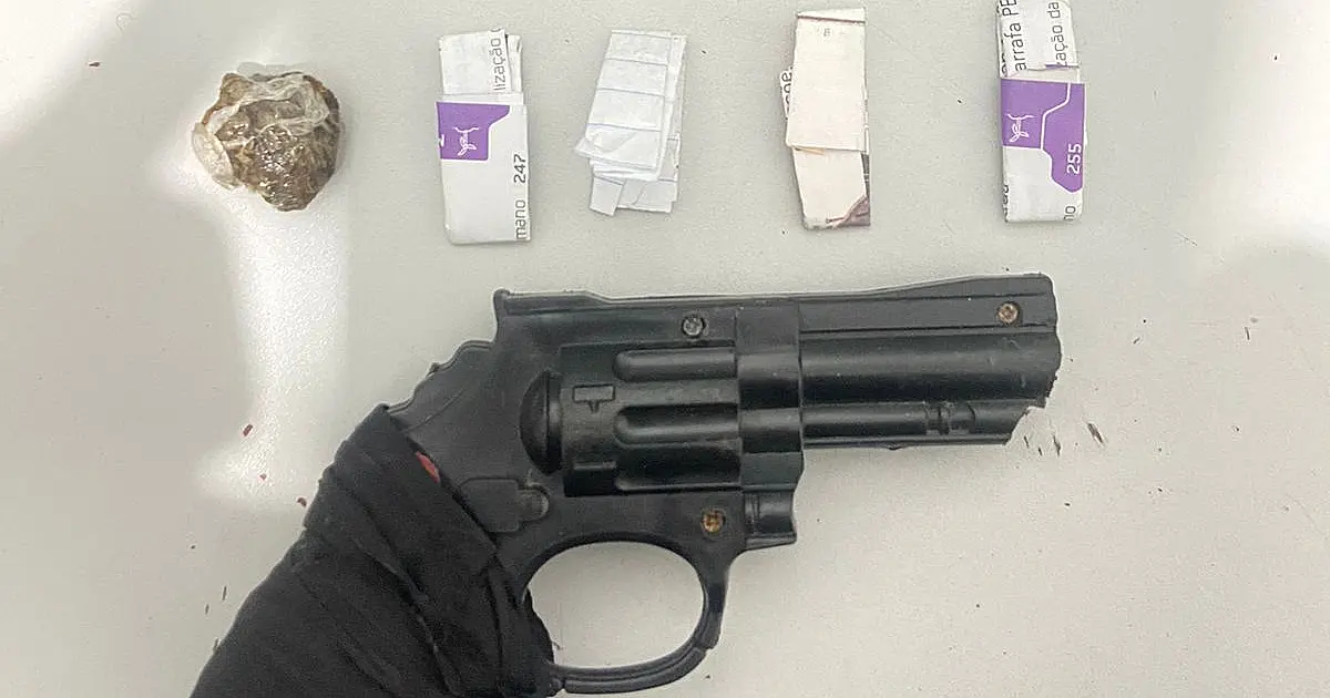 Homem com tornozeleira eletrônica é preso com simulacro e drogas
