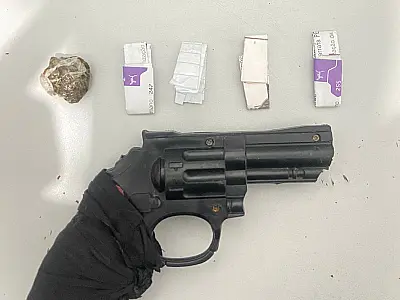 Homem com tornozeleira eletrônica é preso com simulacro e drogas