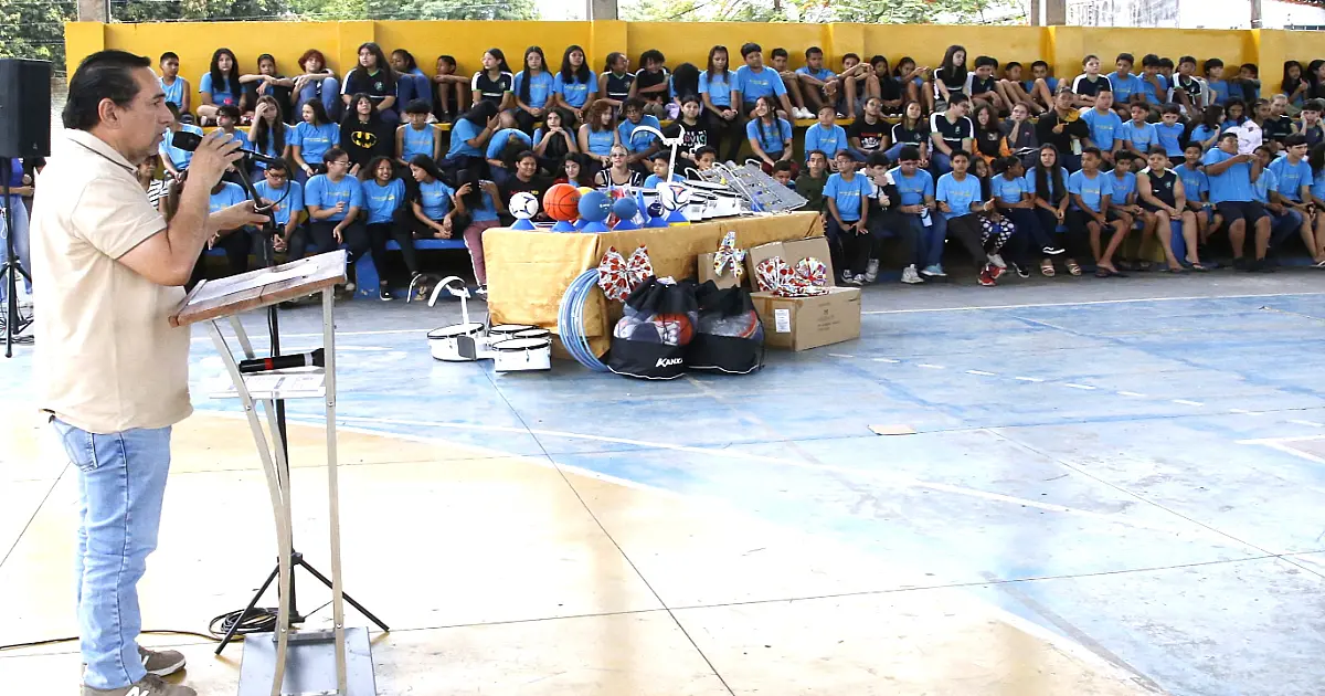 Escolas da REME de Corumbá recebem instrumentos musicais e materiais esportivos