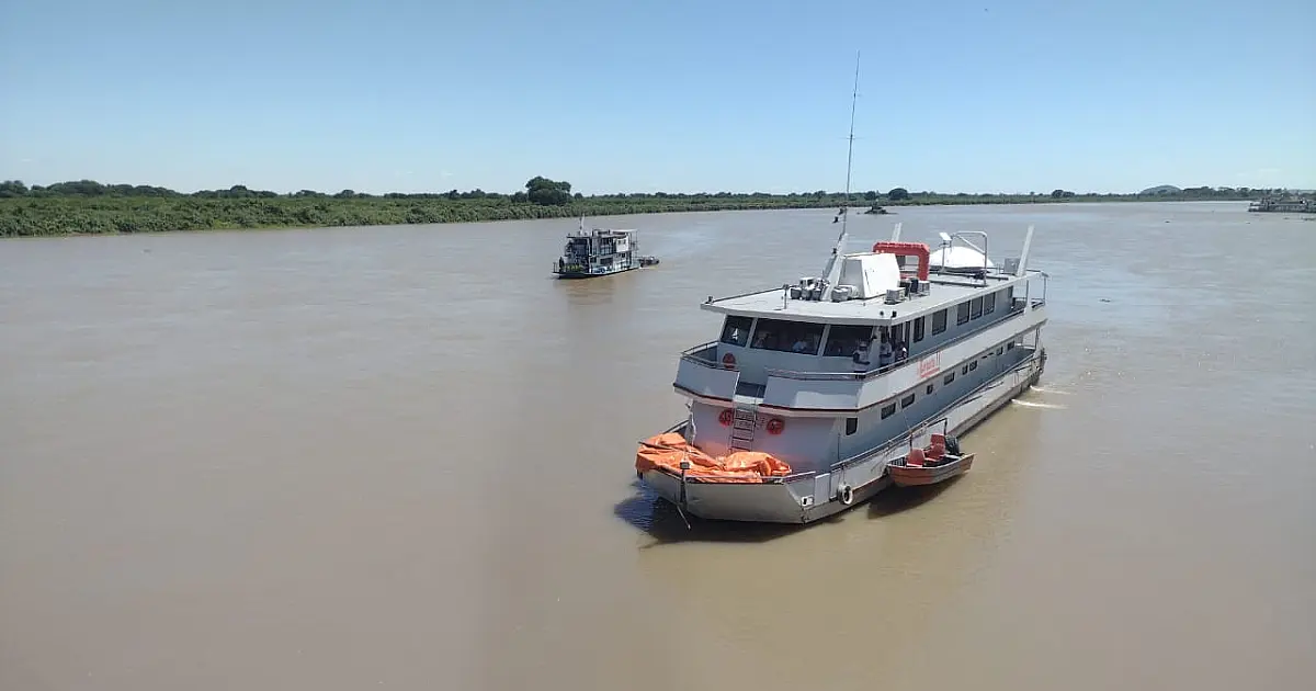 Após incêndios, Expedição Pantanal navega para atender comunidades ribeirinhas