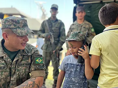 Militares realizam ações sociais e pintam escola em Porto Murtinho