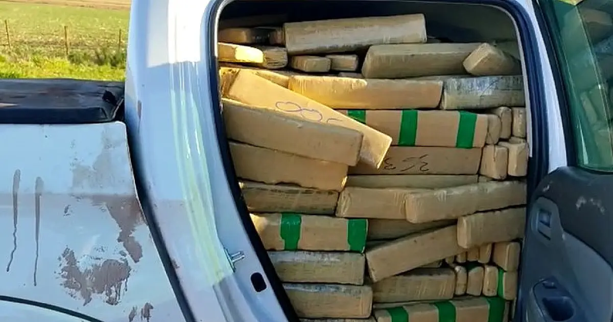 Caminhonete roubada é recuperada com mais de 1 tonelada de maconha