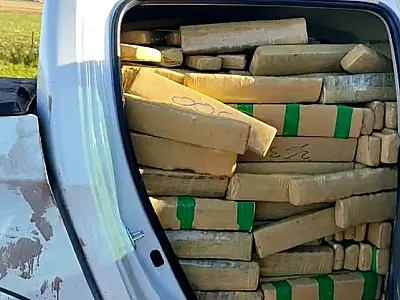 Caminhonete roubada é recuperada com mais de 1 tonelada de maconha