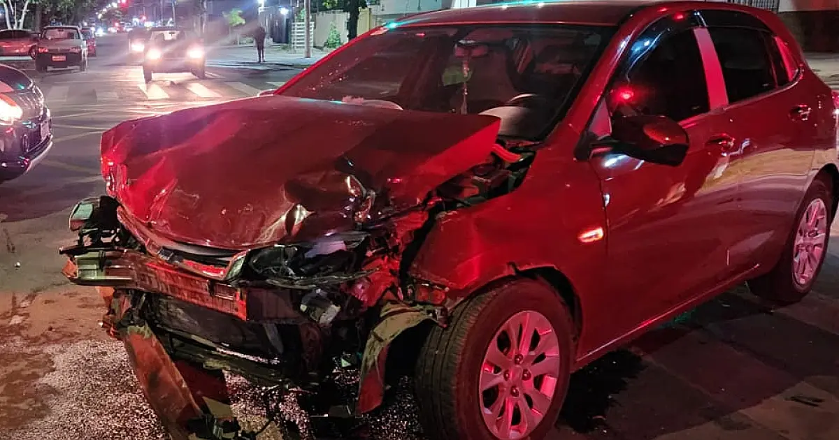 Colisão entre dois carros deixa três jovens feridos no bairro Popular Nova