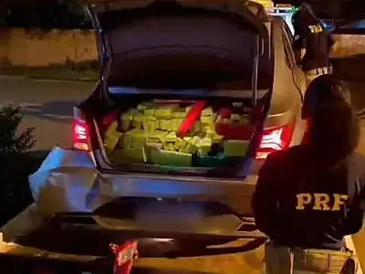 Motorista abandona carga de 988 quilos de maconha após perseguição da PRF