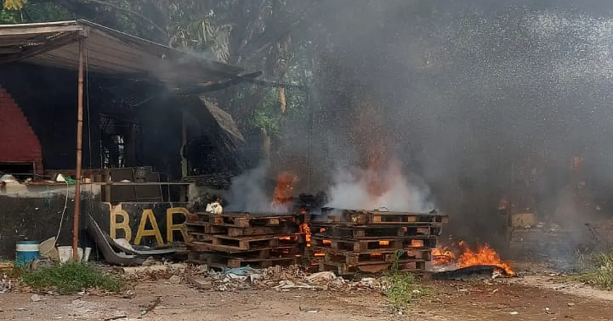 Fogo atinge materiais recicláveis em casa na região central