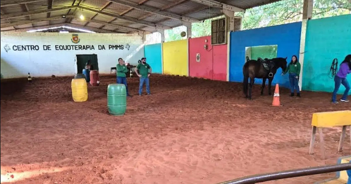 Parceria com a PM garante Equoterapia para alunos da APAE de Campo Grande