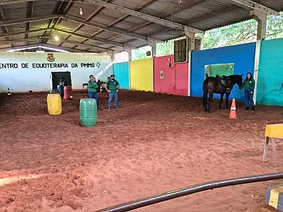 Parceria com a PM garante Equoterapia para alunos da APAE de Campo Grande