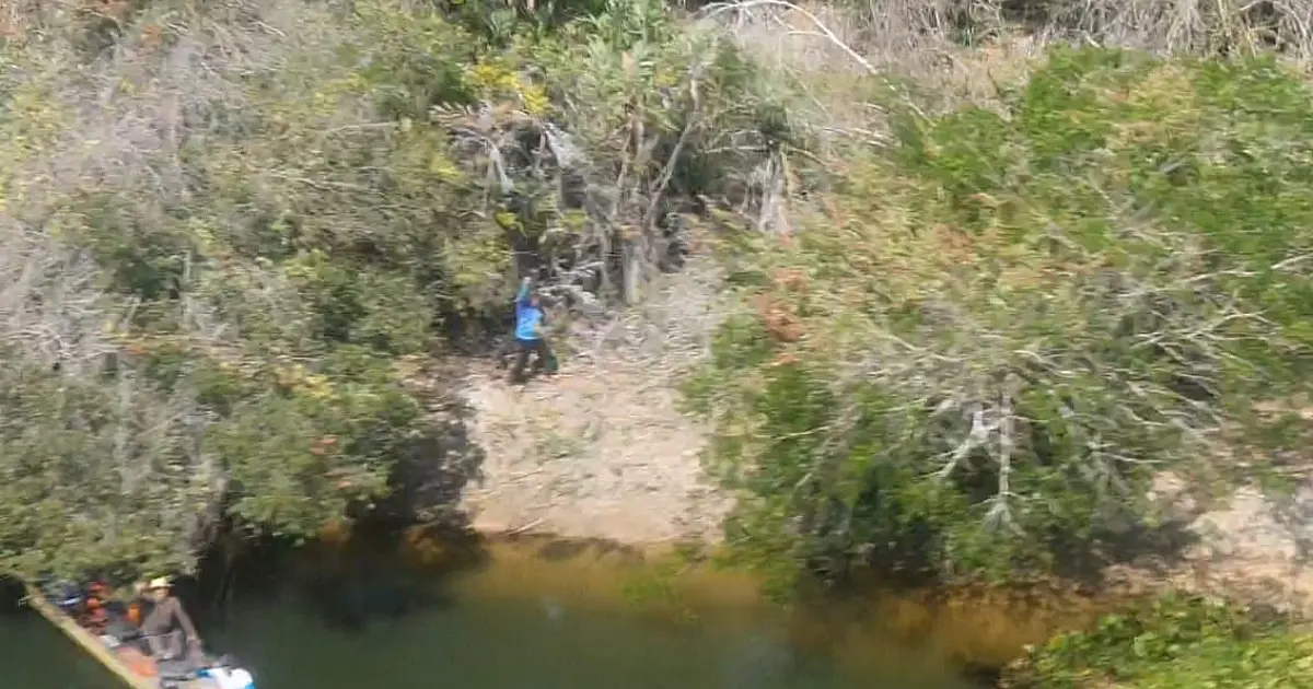 Turistas e piloteiro são localizados em mata na beira do Rio