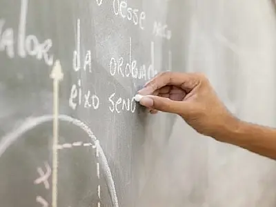 Governo do Estado abre 722 vagas para professor com salário superior a R$ 4 mil