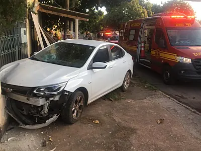 Carro sai da pista e colide em muro na rua Ciríaco de Toledo