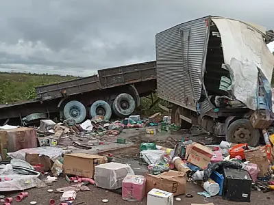Motorista e passageiro morrem em colisão de caminhões na BR 262