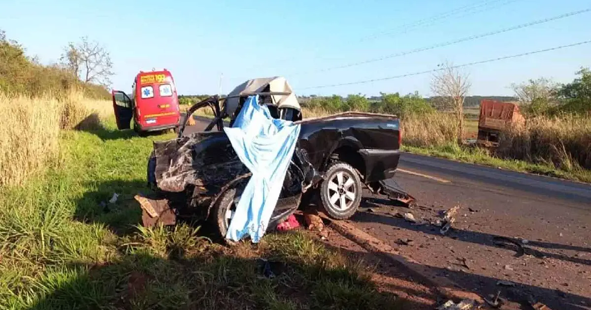 Motorista de caminhonete morre após colisão frontal com carreta bitrem na BR-376