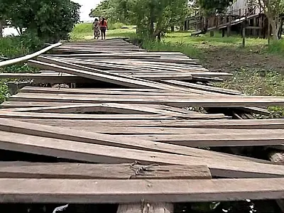 Moradores cobram recuperação de ponte de madeira em Porto Esperança