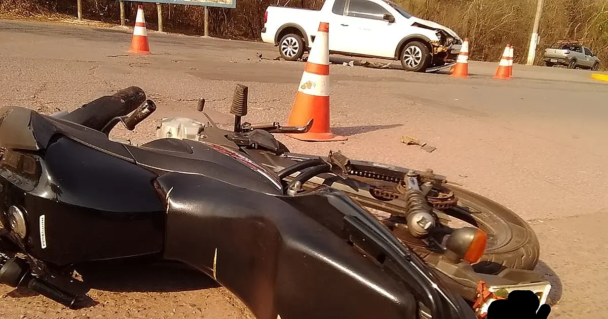 Colisão entre carro e moto deixar mulher inconsciente