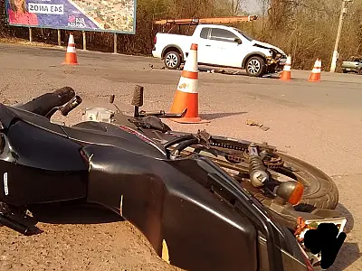 Colisão entre carro e moto deixar mulher inconsciente