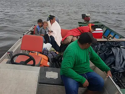 Família em barco à deriva é resgatada no rio Paraguai