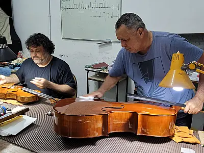 Moinho Cultural recebe luthiers para manutenção de 89 instrumentos