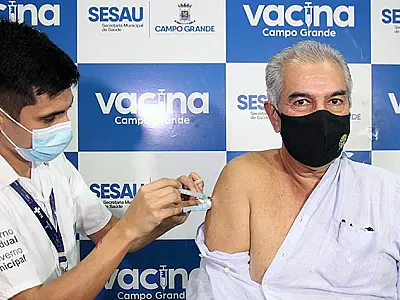 Governador toma dose de reforço e faz apelo para população se vacinar