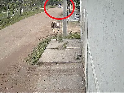 Câmera de segurança flagra momento da colisão entre motos em Ladário