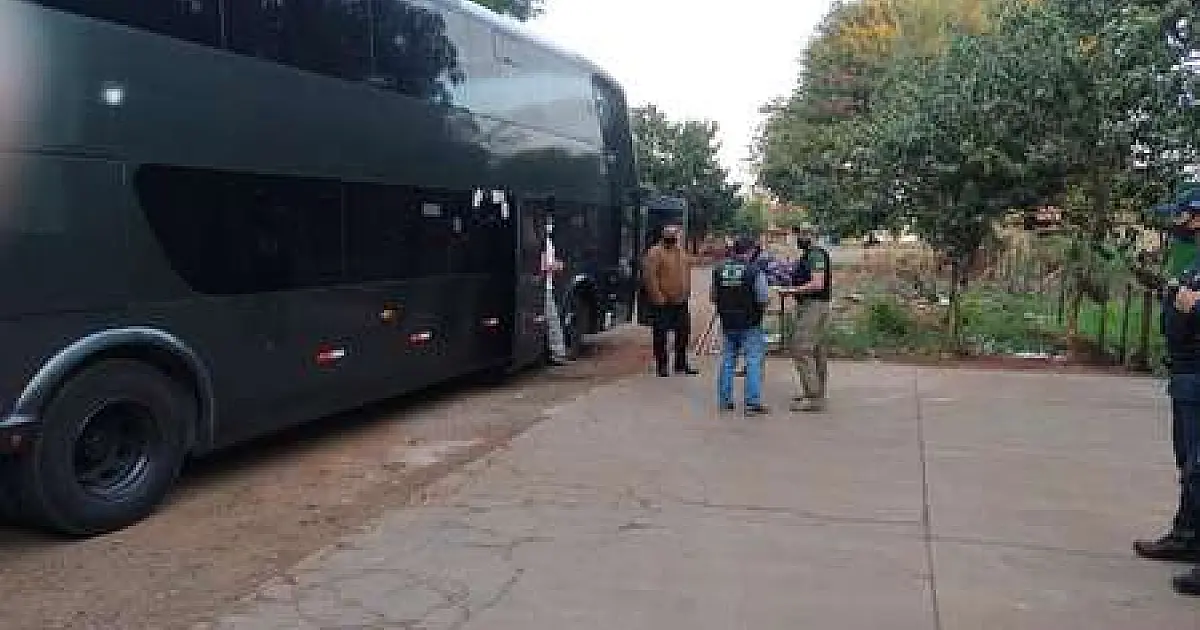 Dois ônibus de aplicativo são apreendidos por transporte clandestino
