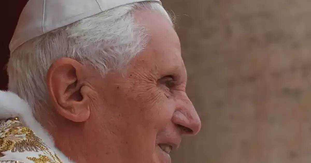 Bento XVI, primeiro em 600 anos a renunciar o papado, morre aos 95 anos