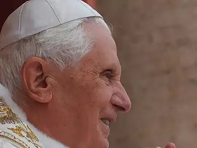 Bento XVI, primeiro em 600 anos a renunciar o papado, morre aos 95 anos