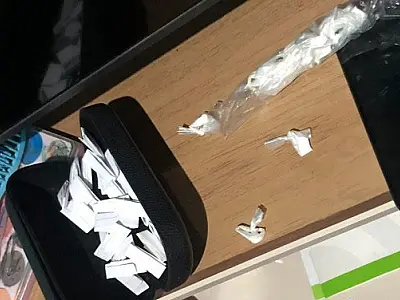 Diante do filho menor, homem é preso por tráfico de drogas