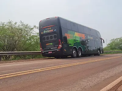 Motorista de ônibus fretado com 42 passageiros perde o controle e colide na mureta da ponte