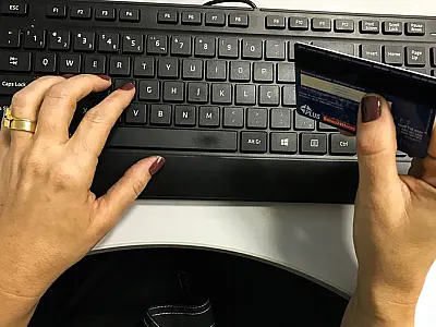 Juros do crédito pessoal e cartão rotativo avançam para as famílias