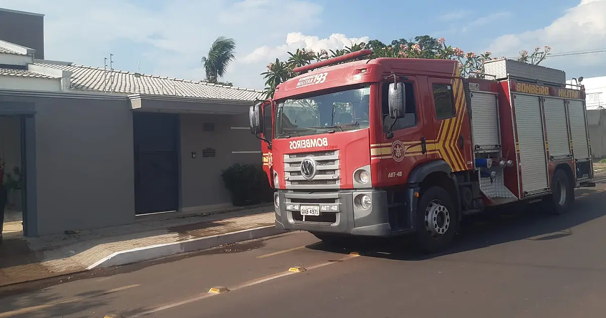Fogo inicia na fiação do ar-condicionado e destrói quarto de casa no Aeroporto