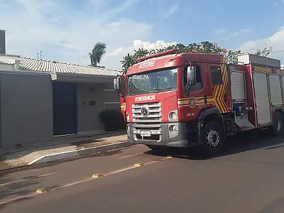 Fogo inicia na fiação do ar-condicionado e destrói quarto de casa no Aeroporto