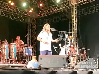 Monobloco e Mar'tnália encerram FASP com animação e samba no pé