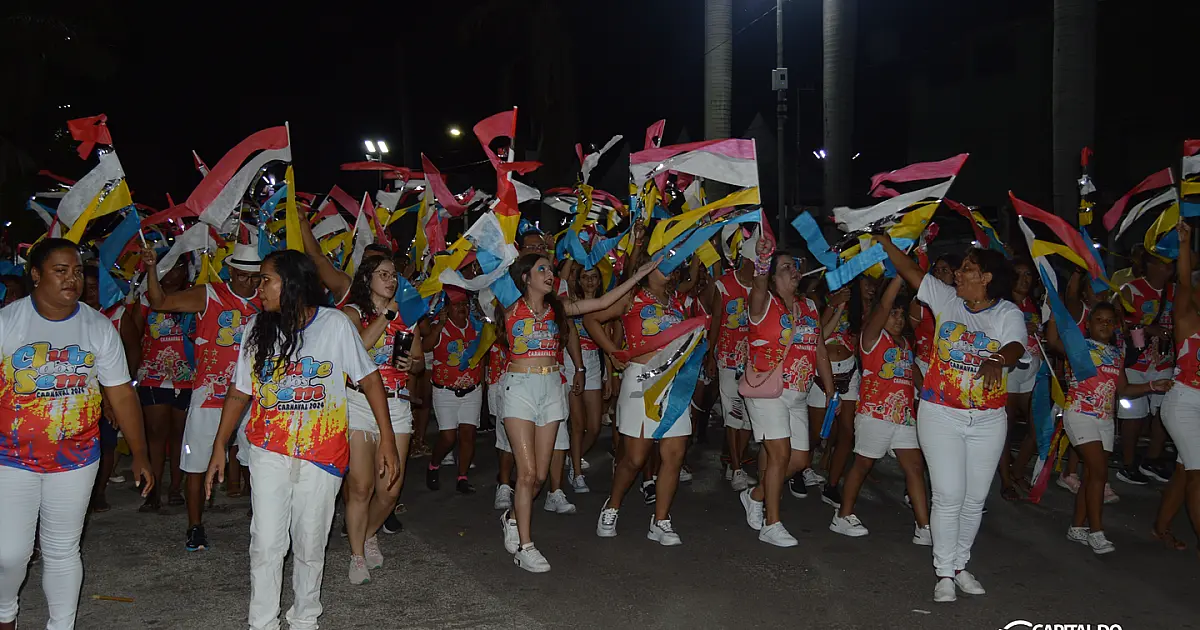 Blocos oficiais animam o público com homenagens e irreverência