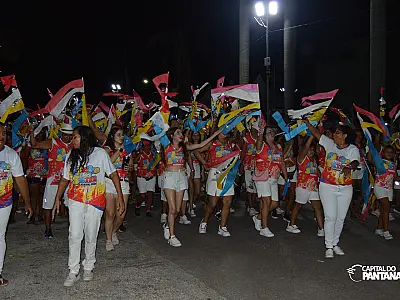 Blocos oficiais animam o público com homenagens e irreverência