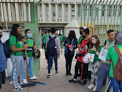Estudantes da Escola Estadual Júlia Gonçalves homenageiam garis em acolhida