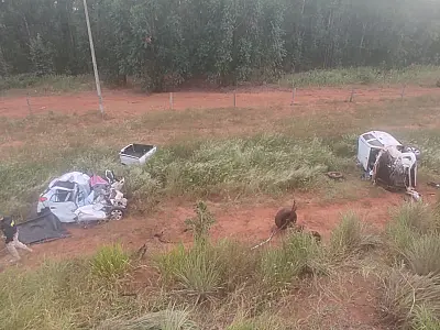 Colisão mata dois homens e uma mulher na BR 262