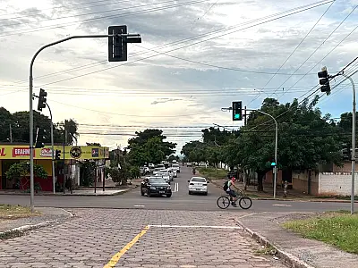 Estudo aponta que 4,75% dos condutores desrespeitam o sinal vermelho em Corumbá