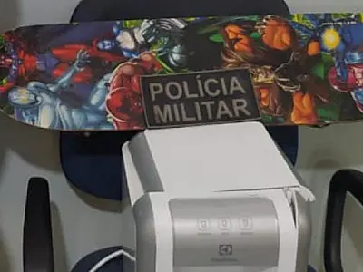 Homem é preso com skate e purificador roubados de casa invadida