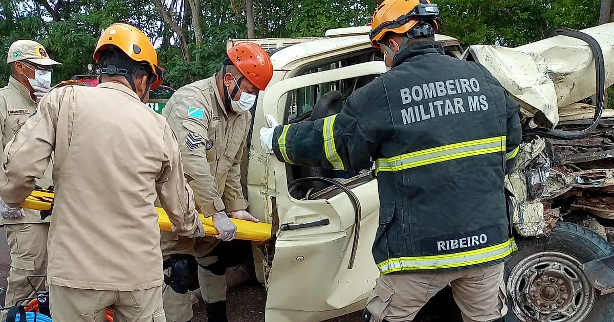 Homem fica preso às ferragens em acidente próximo ao Anel Viário
