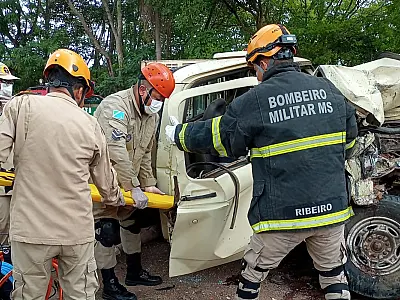Homem fica preso às ferragens em acidente próximo ao Anel Viário