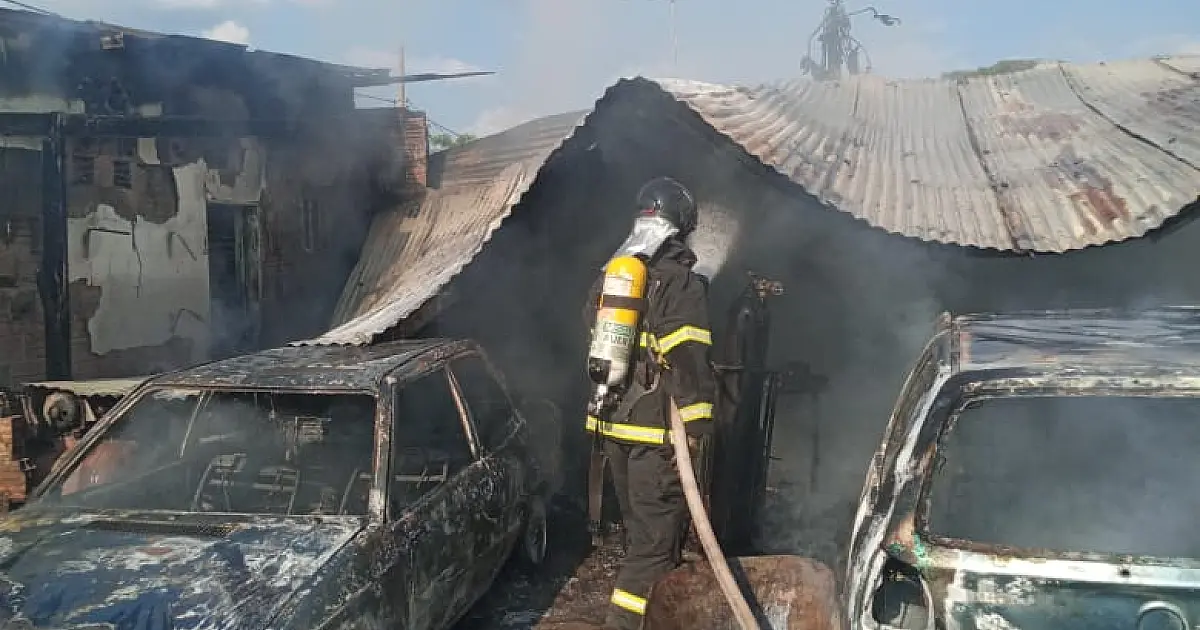 Incêndio em oficina destrói três carros e uma moto no Maria Leite