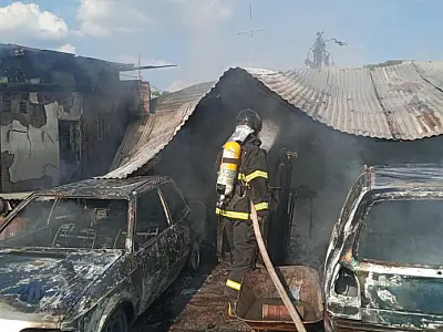 Incêndio em oficina destrói três carros e uma moto no Maria Leite