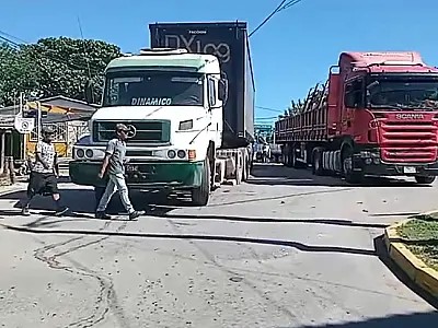 Caminhoneiros do setor de cargas fecham fronteira com a Bolívia