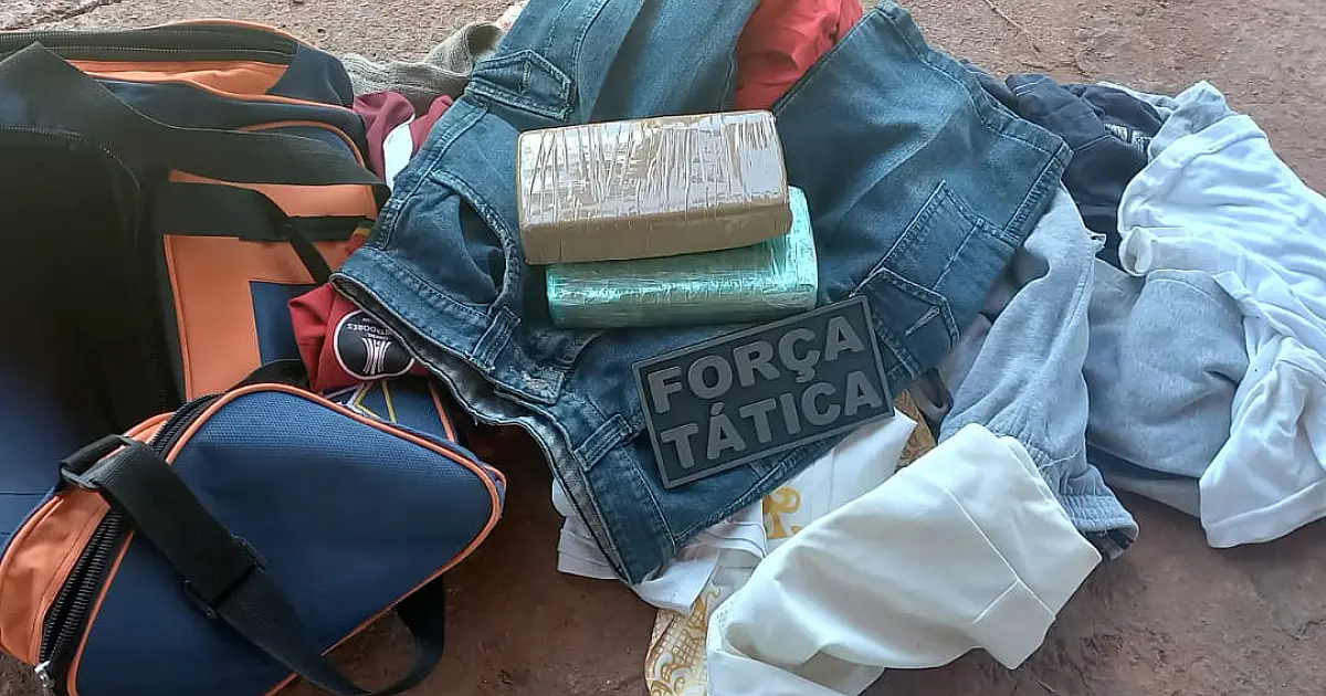Casal é preso com 2 kg de pasta base e folhas de coca em bagagem
