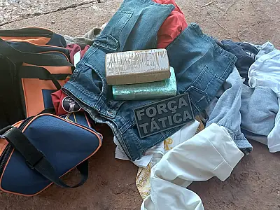Casal é preso com 2 kg de pasta base e folhas de coca em bagagem