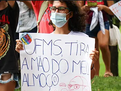 Universitários protestam por aumento de mais de 200% no preço da refeição na UFMS