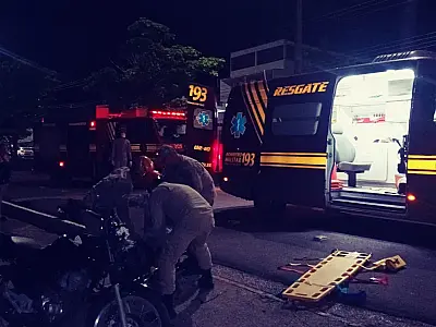 Motorista abandona condutor de moto ferido após colisão